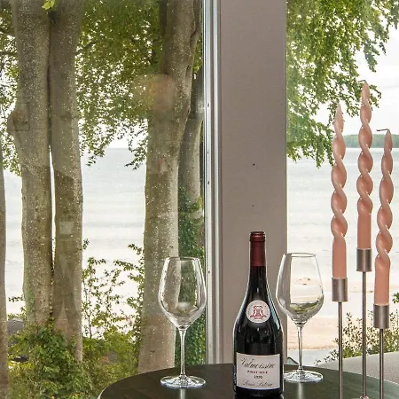 6 Person In Bjert-by Traum