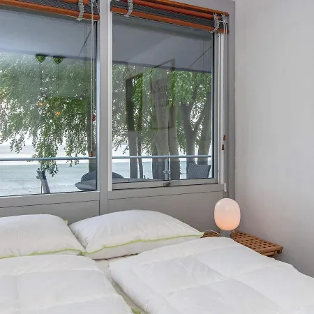 6 Person In Bjert-by Traum