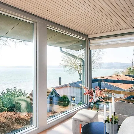 6 Person In Bjert-by Traum