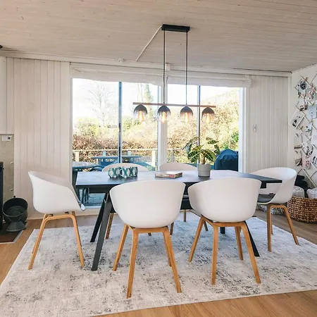 6 Person In Bjert-by Traum